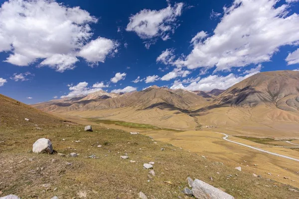 Kırgızistan Boğazı. Mavi. Dağ vadisi. Panoramik manzara. Park, açık hava..