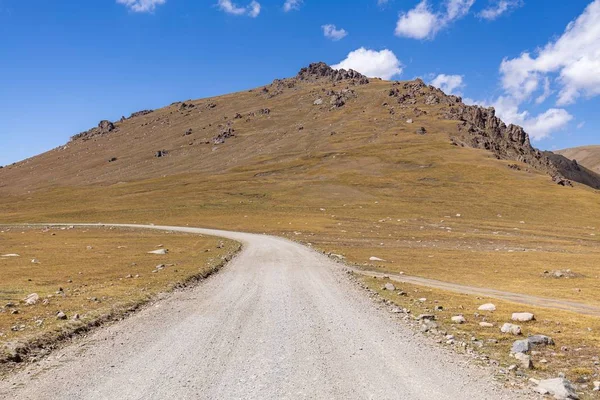Kırgızistan Boğazı. Mavi. Dağ vadisi. Panoramik manzara. Park, açık hava..