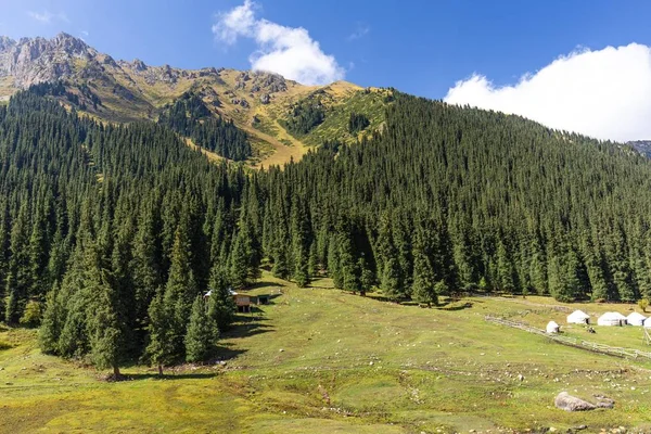 Kırgızistan Boğazı. Mavi. Dağ vadisi. Panoramik manzara. Park, açık hava..