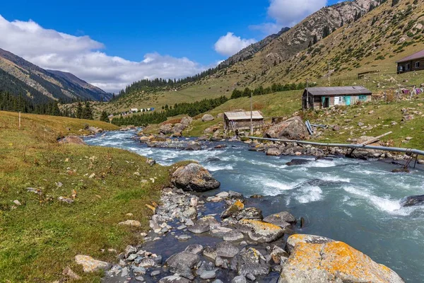 Kırgızistan Boğazı. Mavi. Dağ vadisi. Panoramik manzara. Park, açık hava..