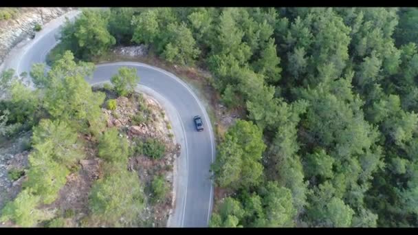汽车沿着山路行驶 汽车驾驶在蛇形火鸡 速度赛跑 — 图库视频影像