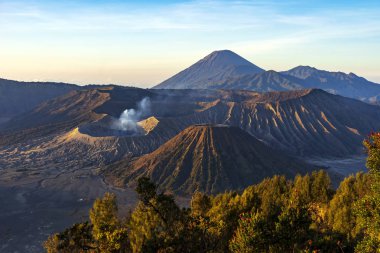 Dağlar Bromo Tengger Semeru Milli Parkı, sabahları görkemli manzarası. Doğu Java, Endonezya, Malang doğu ve Surabaya, Doğu Java başkenti güneydoğusunda yer alır.