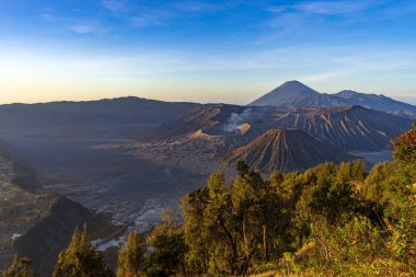Dağlar Bromo Tengger Semeru Milli Parkı, sabahları görkemli manzarası. Doğu Java, Endonezya, Malang doğu ve Surabaya, Doğu Java başkenti güneydoğusunda yer alır.