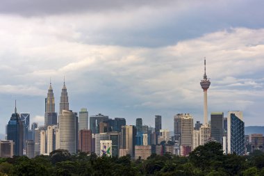 Akşam bulutlu gökyüzünde Kuala Lumpur şehir merkezinin güzel manzara görünümü.