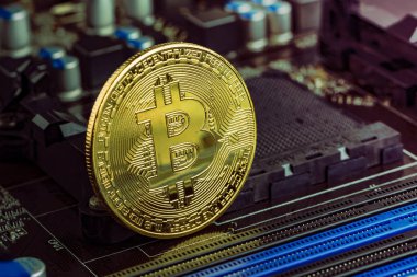 Bilgisayar anakart üzerine altın bitcoin cryptocurrency