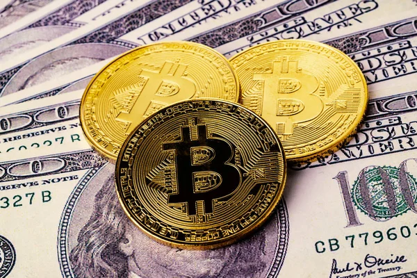 Primer Plano Criptomoneda Oro Bitcoin Parte Superior Nosotros Billetes Dólar — Foto de Stock