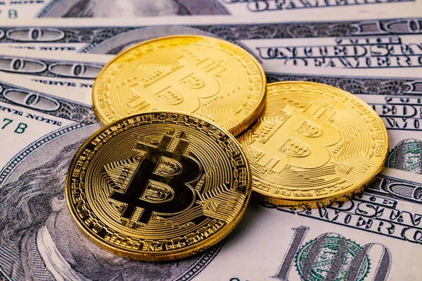 Primer Plano Criptomoneda Oro Bitcoin Parte Superior Nosotros Billetes Dólar — Foto de Stock
