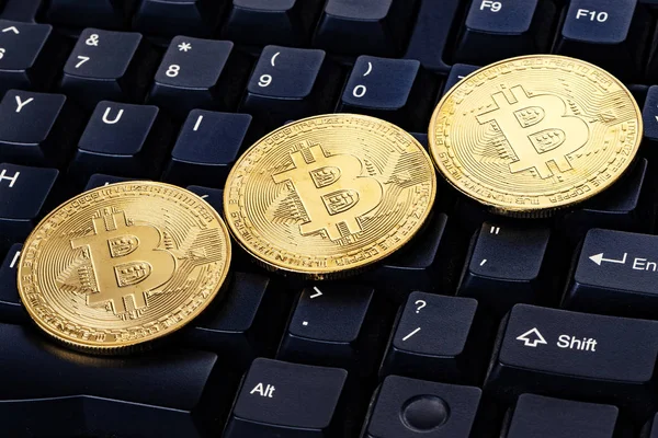 Primer Plano Criptomoneda Oro Bitcoin Parte Superior Del Teclado Computadora — Foto de Stock