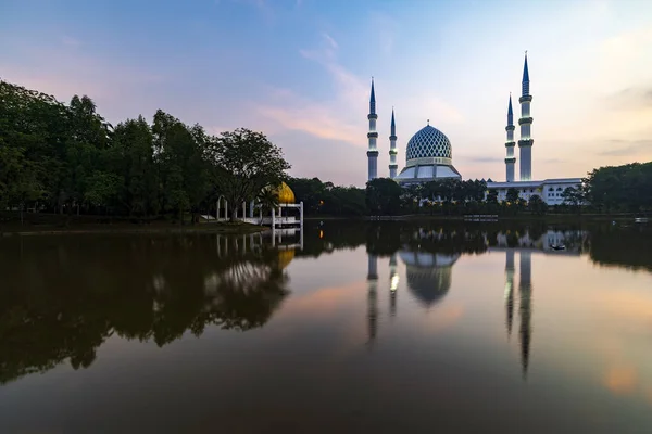 セランゴール州シャー アラムの湖畔の朝のスルタン サラフディン アブドゥル アジズ シャー モスクのマジェステスビュー — ストック写真