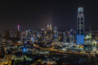 Kuala Lumpur, Malezya - 30 Ağustos 2019 : Kuala Lumpur şehir siluetinin güzel havadan görünümü gece bir çatı dan.