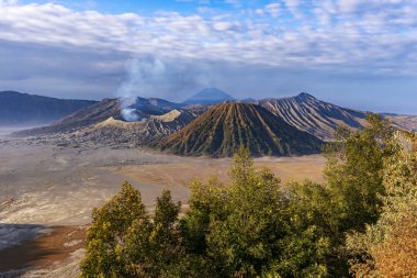 Doğu Java Bromo Tengger Semeru Milli Parkı'nda Bromo Dağı Görkemli havadan görünümü, Penanjakan bakış açısından Endonezya.