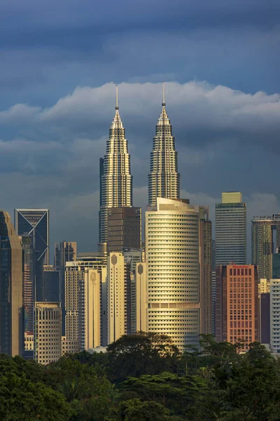 Krásný Majestátní Výhled Centrum Města Kuala Lumpur Večerní Přelité Obloze — Stock fotografie