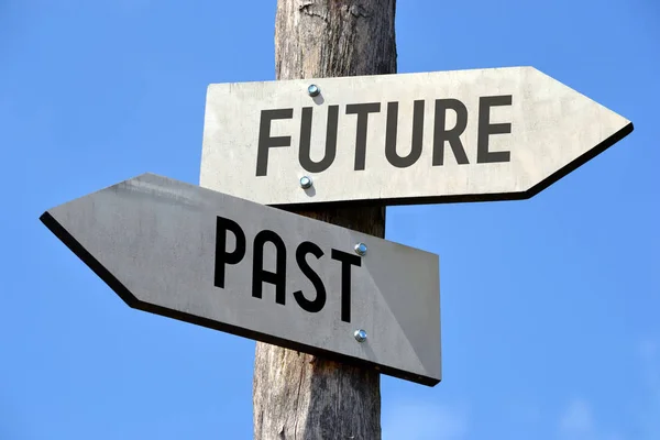 未来和过去的路标 — 图库照片