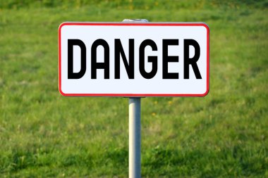 Tehlike - beyaz tabelasını, çim