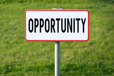 Fırsat - beyaz tabelasını, çim