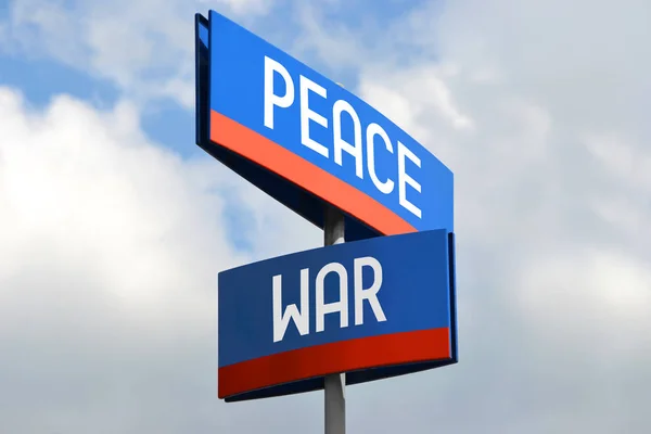 Frieden Und Krieg Straßenschild — Stockfoto