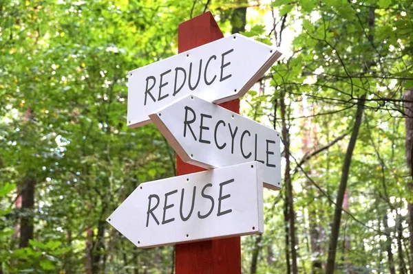 つの矢印の道しるべ リサイクル 概念を再利用 — ストック写真