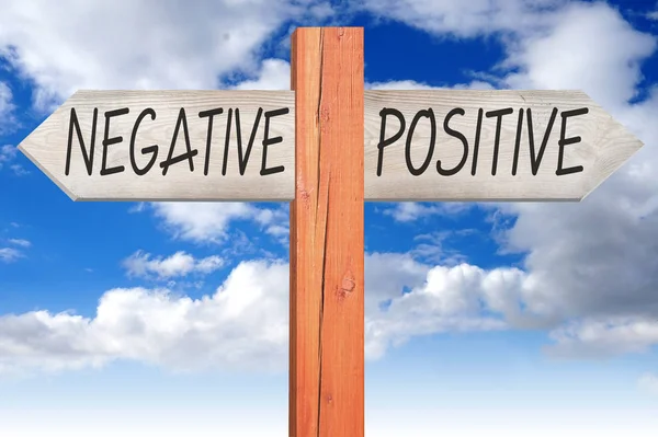 Negativ Eller Positiv Trä Skylt — Stockfoto