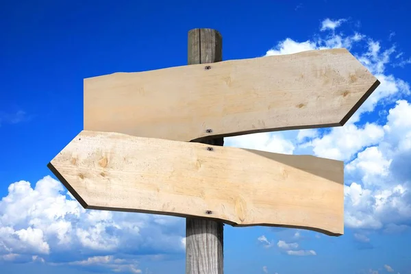 Houten Wegwijzer Met Twee Pijlen — Stockfoto