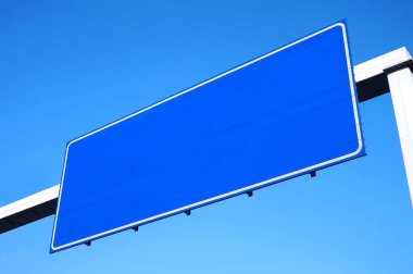 Boş sokak tabelası, arka planda gökyüzü.