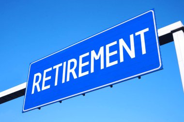 Emeklilik sokak tabelası, arka planda gökyüzü.