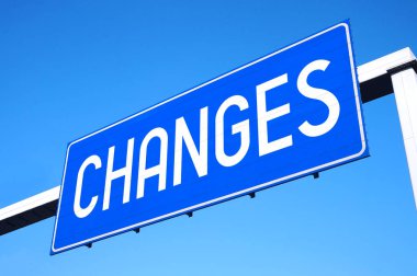 Değişiklikleri sokak tabelası, arka planda gökyüzü.