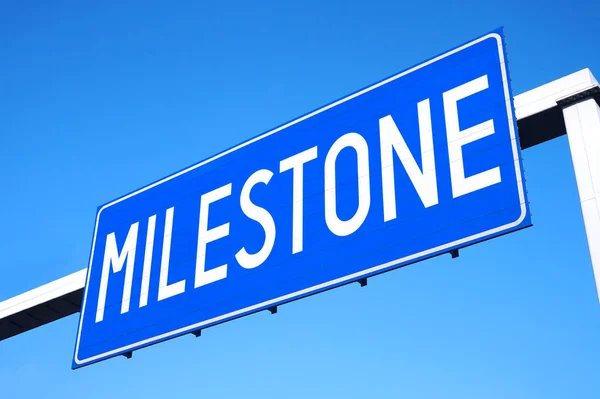 Milestone Cartello Stradale Cielo Sullo Sfondo — Foto Stock