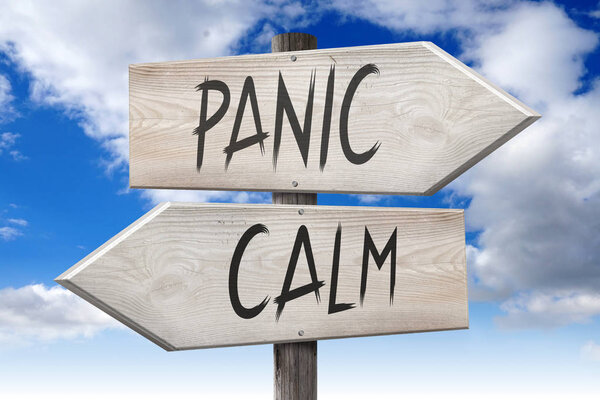 Паника, спокойствие - деревянный указатель
