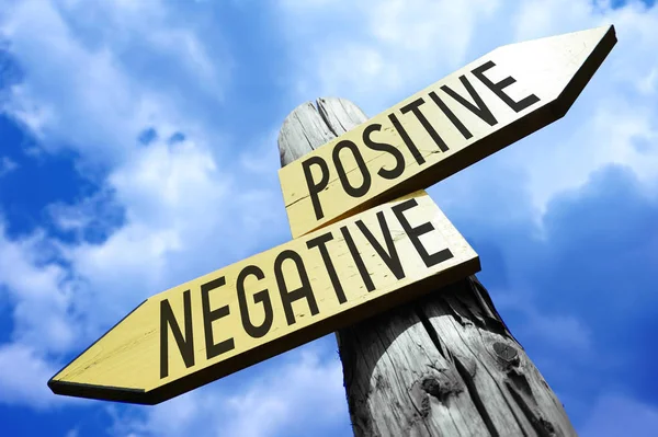 Positiv Negativ Holzwegweiser — Stockfoto