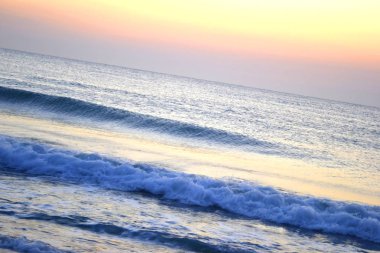 Günbatımı / gündoğumu bir plajda