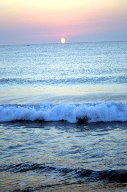 Günbatımı / gündoğumu bir plajda