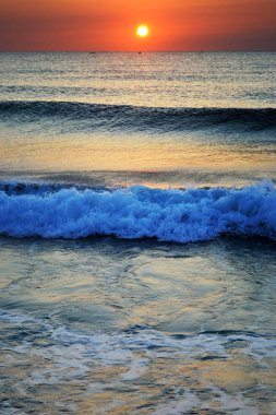 Günbatımı / gündoğumu bir plajda