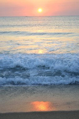 Günbatımı / gündoğumu bir plajda