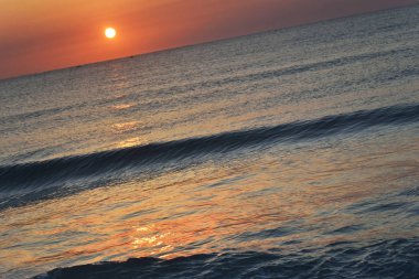 Günbatımı / gündoğumu bir plajda