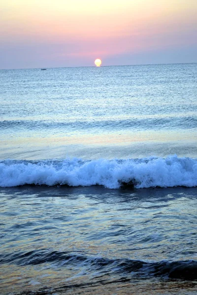 Günbatımı / gündoğumu bir plajda