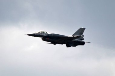 Askeri uçak / jet avcı uçağı havada uçan
