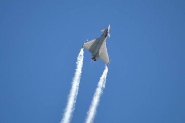 Askeri uçak / jet avcı uçağı havada uçan