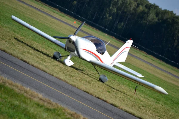 Avión Pie Aeródromo —  Fotos de Stock