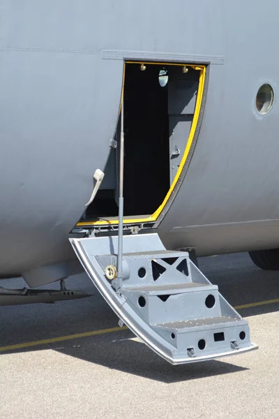 Wojskowy Samolot Kroków Otwórz Drzwi — Zdjęcie stockowe