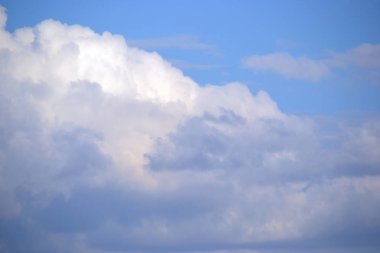 Kabarık beyaz bulutlar, mavi gökyüzü