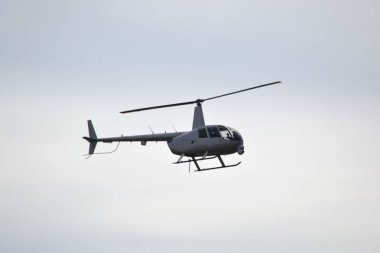 Havada uçan helikopter tuşuna basın
