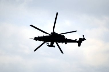 Havada uçan askeri helikopter