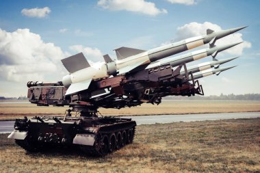 Radom, pl / Polonya - 23 Ağustos 2015: füze fırlatma ile savaş başlıkları / mermi - caterpillar üzerinde yürümek.