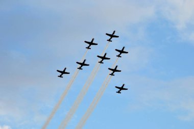 Uçak havada, peşlerinden - akrobasi duman uçan