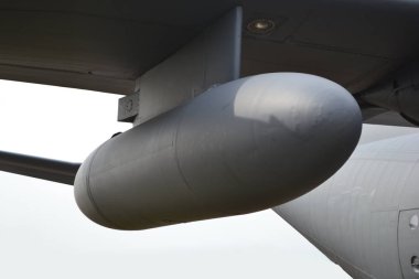 Askeri uçak - kanat altında asılı bomba