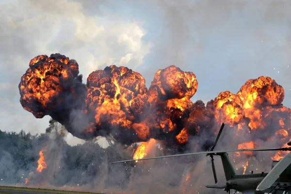 Взрывы Поле Боя Военный Вертолет Концепция Войны — стоковое фото