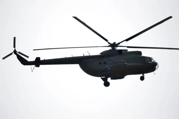 Wojskowy Helikopter Latający Powietrzu — Zdjęcie stockowe