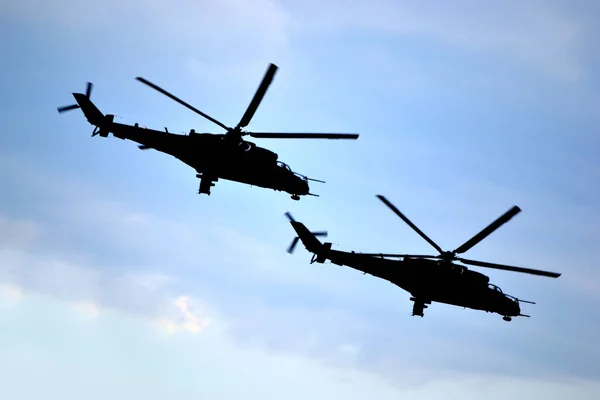 Dwa Wojskowe Helikoptery Latające Powietrzu — Zdjęcie stockowe
