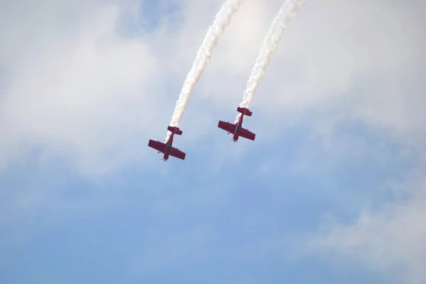 それら アクロバットの後煙 空気中に飛んでいる飛行機 — ストック写真