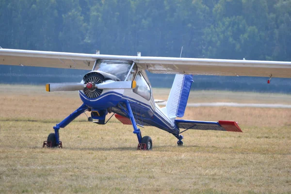 Kleines Passagierflugzeug Steht Auf Dem Flugplatz — Stockfoto